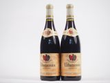 deux bouteilles de vin rouge posées l'une à côté de l'autre sur une table