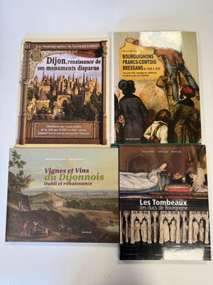 trois livres sur une table blanche sur fond blanc
