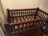 un lit de bébé en bois posé sur un parquet
