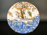 une assiette bleue et blanche décorée d'une peinture