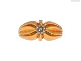 une image d'une bague en or avec un diamant au centre
