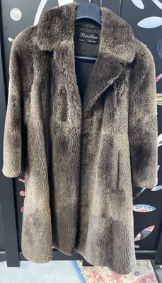 un gros plan d'un manteau suspendu à un cintre dans un magasin
