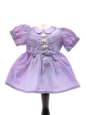 robe violette posée sur un mannequin, sur fond blanc