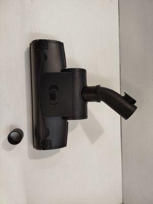 un appareil noir fixé au mur sur un mur blanc