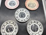 quatre assiettes dans une boîte sur laquelle figurent l'image d'un château et un château