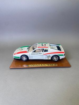 une maquette de voiture posée sur un socle en bois