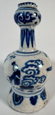 Vase en faïence blanc bleu à décor au chinois.