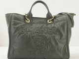 sac cabas Chanel en cuir vert avec des anses en métal doré