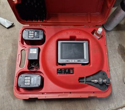 une mallette à outils rouge contenant un écran et d'autres objets