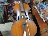un violon posé sur une table dans une pièce