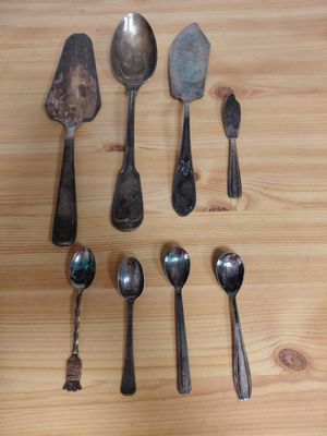 a lot of spoons and spoon spoons on a table