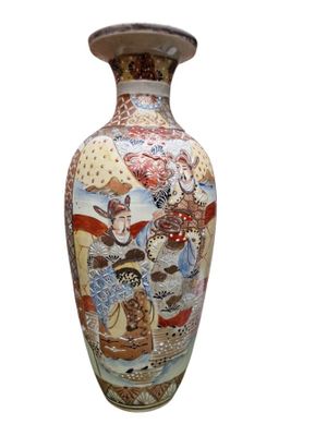 un vase orné d'une peinture posé sur une surface blanche