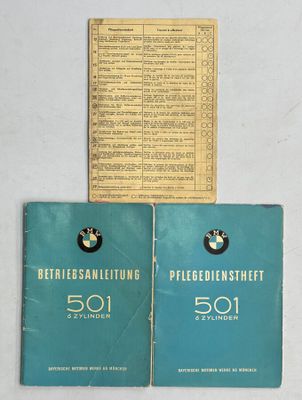 deux livres sont posés l'un à côté de l'autre sur une table