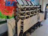 de nombreuses chaises alignées devant un mur couvert de graffitis