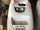 une petite machine qui se trouve dans un garage
