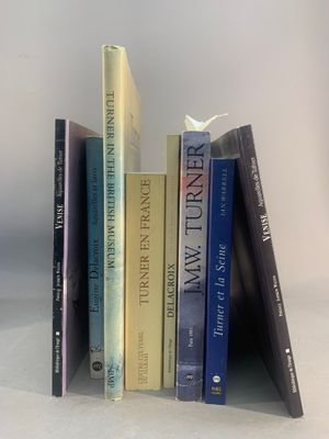 plusieurs livres sont empilés sur une table