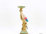 un oiseau perché sur un vase