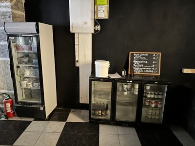 un sol à carreaux noirs et blancs, avec un réfrigérateur et un congélateur