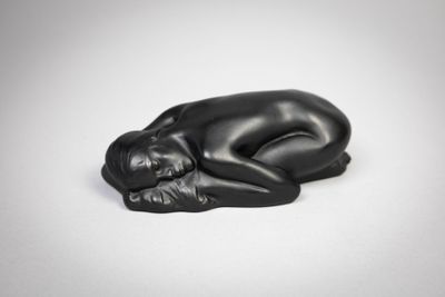 ROSARIO Femme lovée Sujet en plâtre patiné noir Signé et dat…