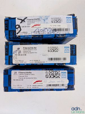 trois boîtes bleues portant des étiquettes blanches sont empilées les unes sur les autres