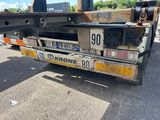un camion garé sur le parking