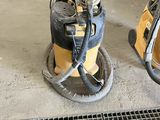 une machine posée sur le sol du garage