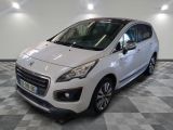 la petite voiture blanche est garée sur un sol en damier