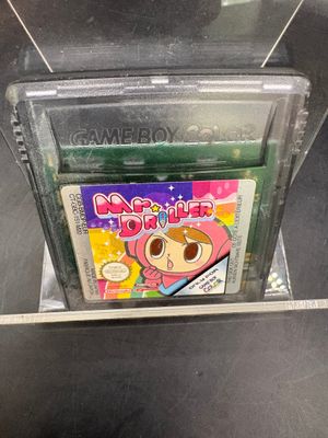 un jeu Game Boy dans un étui en plastique posé sur une table