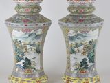 paire de vases chinois ornés d'une scène de paysage peinte