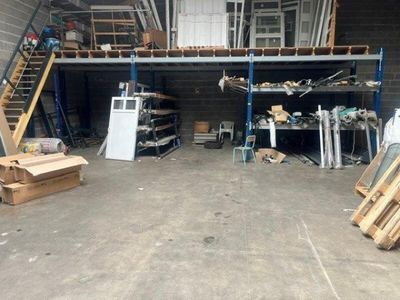 un garage rempli d'objets