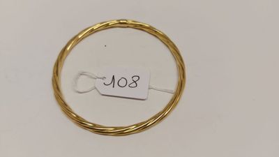 une image représentant un fil plaqué or sur lequel est accrochée une étiquette de prix