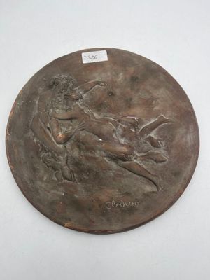 une image représentant une plaque en bronze sur laquelle figure un oiseau, sur le dos