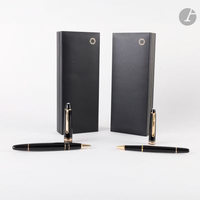 deux stylos noirs et dorés posés l'un à côté de l'autre sur une surface blanche