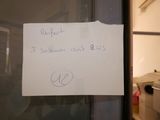 une affiche sur la porte vitrée d'une cuisine