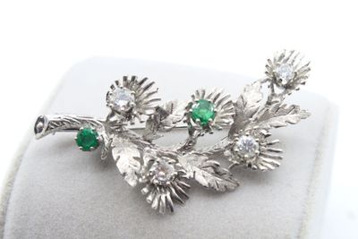 Broche en or gris 750°°° ornée de diamants et émeraudes poid…