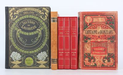 trois livres superposés sur une surface blanche