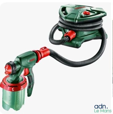 une photo d'un pulvérisateur vert et rouge et d'un tuyau noir et rouge