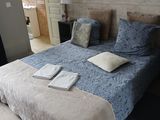 un lit sur lequel sont posés une couette bleue et des oreillers