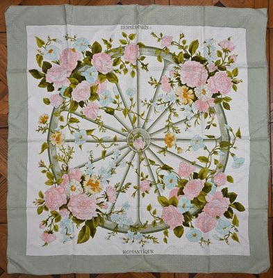 une photo d'une nappe ornée de fleurs