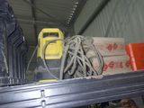 un tas d'outils posé sur une étagère dans un entrepôt