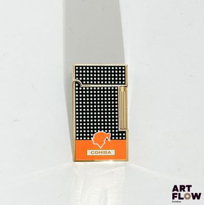 un briquet orange et noir posé sur une surface blanche