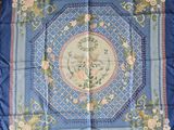 une nappe en soie bleue et rose à motifs floraux