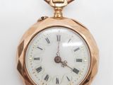 une montre de poche en or avec des chiffres romains sur le cadran