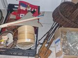 une pile d'objets hétéroclites sur le sol d'une pièce