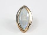 Gros plan sur une bague contenant une pierre