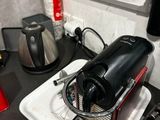 une cafetière posée sur un plateau, sur un plan de travail