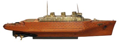 une maquette de bateau en bois posée sur un socle