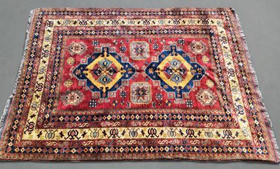 un tapis rouge et bleu posé sur une surface grise