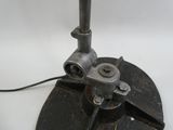 un objet métallique posé sur une table