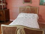 un lit dans une chambre où il y a un miroir accroché au mur